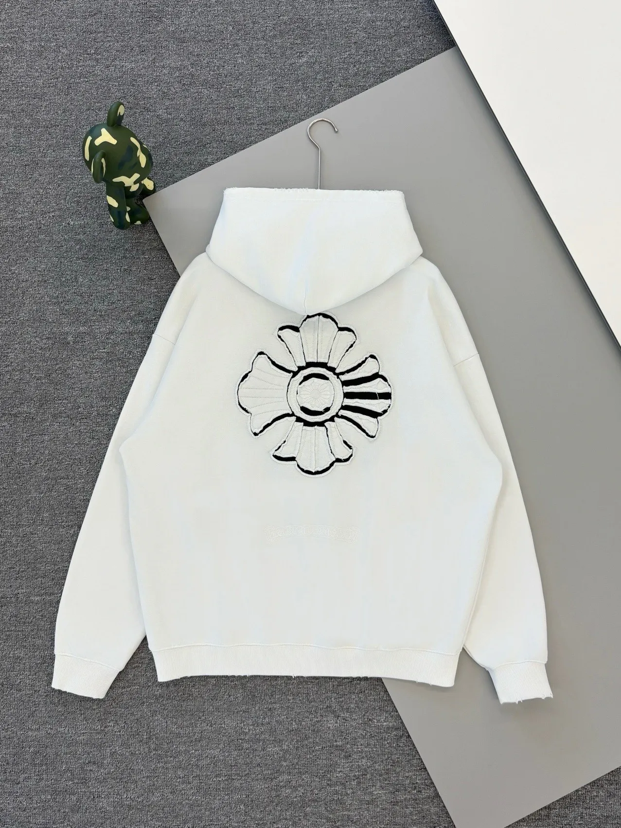 P340 [Higher version] Chrome Hearts*Chrome heart patch embroidered horseshoe logo‼ ️Hooded sweatshirt *Made of double-strand double yarn 430g pure cotton sweatshirt fabric. The fabric is woven with double-strand twisting, which is 40% stronger than single-strand yarn, forming a three-dimensional texture similar to the texture of tripe. It not only maintains the moisture absorption and breathability of pure cotton, but also achieves "softness but not collapse" through double-strand thickening. The whole strip is scanned and sprayed with technology The washing process produces a natural fading effect in parts, and the os version has a more lazy and loose feel. *Laser burnt patch embroidery➕Frayed process: micro-label on the chest patch, large logo horseshoe pattern on the back, heavy laser burnt three-dimensional patch embroidery pattern design, washed and frayed, and the overall garment presents a lazy style. *Whether it is for daily outings or sports and fitness, it can show your trendy attitude and become the focus of the street, with all three standards. Unisex style 𝐂𝐎𝐋𝐎𝐔𝐑: white blue black 𝐒𝐈𝐙𝐄: S-XL